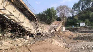 शाहपुर के धनोटू में चंबी खड्ड पर बन रहा पुल जमींदोज हो गया।