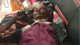 घायल वृद्धा पानो देवी को वाहन से इलाज के लिए अस्पताल ले जाते परिजन।