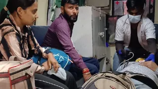 सड़क दुर्घटना में घायलों को सैफई पीजीआई ले जाते परिजन।