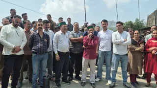 शिमला में मंगलवार को प्रदर्शन करते एचआरटीसी कर्मचारी। जागरण