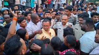 हत्यारों की गिरफ्तारी की मांग को लेकर बरमसिया पुल के पास जाम करते लोग।