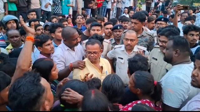 धनबाद में युवक की हत्या के बाद छह घंटे तक सड़क जाम, पुलिस से झड़प
