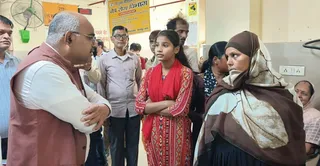 मरीज व तीमारदार से जानकारी लेते डीएम। जागरण