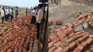 मंदिर की दीवार गिरने से 6 लोगों की मौत।