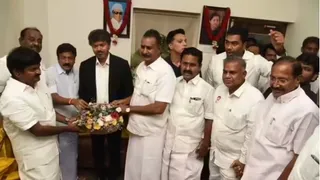 सीएम विजय ने AIADMK के बागी विधायकों से की मुलाकात। (सोशल मीडिया)