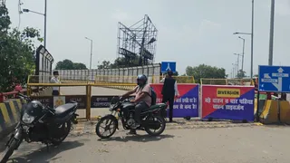 बैरिकेड लगाकर बंद किया गया पुल पर जाने का रास्ता