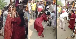 मनचले को पीटती महिला। वीडियो ग्रैब