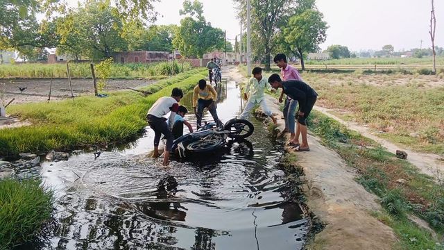 बागपत में जलभराव के कारण कीचड़ में फिसलकर गिर रहे बाइक सवार, राहगीरों की बढ़ी मुसीबत