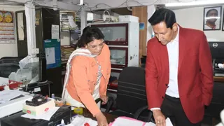 नैनीताल में उप निबंधक कार्यालय का निरीक्षण करते कमिश्नर दीपक रावत। सौजन्य सूवि