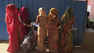 प्रयागराज के शंकरगढ़ में वृद्ध की मौत के बाद गमगीन परिवार के लोग। जागरण