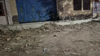 सड़क से ऊंचा बन रहा नाला, कैसे होगी जल निकासी। फोटो: जागरण