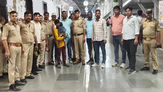 प्रयागराज जंक्शन पर पिता संग मासूम और उसे मिलवाने वाली जीआरपी टीम के सदस्य। सौजन्य : जीआरपी