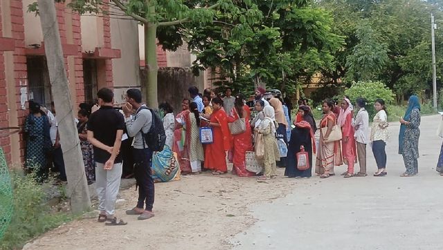 उम्मीदों की लंबी कतार: तपती धूप में 'मंइयां' का धैर्य, सम्मान की एक किश्त के लिए छह बजे से 'तपस्या'
