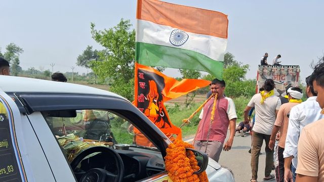 आस्था और समर्पण: संत प्रेमानंद के दर्शन को दांतों से कार खींचकर अनोखी यात्रा पर निकला भक्त नरेंद्र
