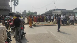 ग्रामीणों ने सड़क जाम कर जताया विरोध