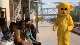 हाथरस जंक्शन पर राजधानी व शताब्दी एक्सप्रेस के आवागमन के दौरान वीडियो बनाते मिक्की माउस में युवक। सौ. से आरपीएफ