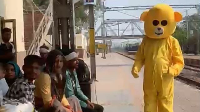मिक्की माउस की ड्रेस में प्लेटफॉर्म पर बना रहे थे रील, हाथरस RPF के आते ही आ गई रीलबाजों की 'आफत'