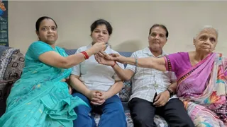 वंशिका को मिठाई खिलाते माता-पिता और दादी। स्रोत स्वयं