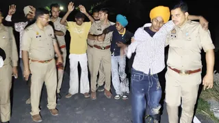 मुठभेड़ की घटना में गोली लगने पर बदमाशों को अस्पताल ले जाती पुलिस