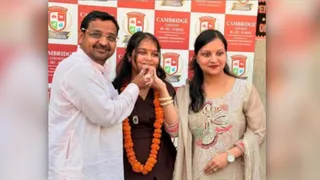 पावनी का मुंह मीठा कराते पिता विनायक अग्रवाल और मां हर्षी अग्रवाल। सौ. स्वयं