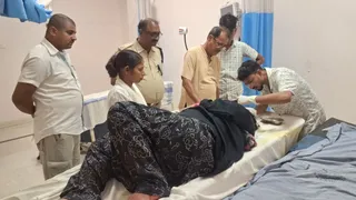 बेनीपट्टी अनुमंडलीय अस्पताल में घायल का होता इलाज। जागरण