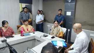 आसनसोल में अधिकारियों के साथ बैठक करतीं मंत्री अग्निमित्रा पाल। (फोटो जागरण)