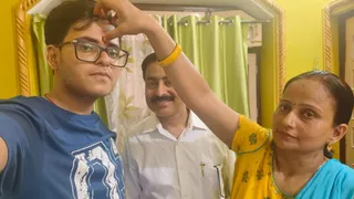 पिता अश्विनी कुमार और माता सुभाषिनी कुमारी डॉली के साथ आयुष्मान । जागरण