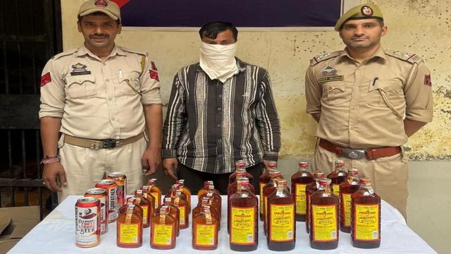 कठुआ पुलिस का नशे पर प्रहार जारी, बसोहली में अवैध शराब के साथ आरोपी को दबोचा, 31 बोतलें बरामद
