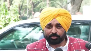 मीडिया से बातचीत करते हुए सीएम भगवंत मान।