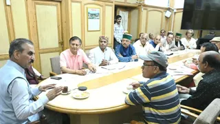 हिमाचल प्रदेश के मुख्यमंत्री सुखविन्द्र सिंह सुक्खू पेंशनर्स एसोसिएशन के पदाधिकारियों के साथ बैठक के दौरान।