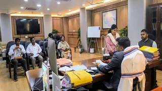NHM के तहत 141 स्वास्थ्यकर्मियों की बहाली को लेकर बैठक करते धनबाद उपायुक्त। (फाइल फोटो)