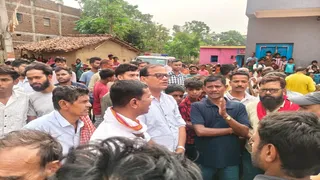 सचिन की हत्या की सूचना पर गुरहा में जुटी लोगों की भीड़ और पुलिस। (फोटो: जागरण)