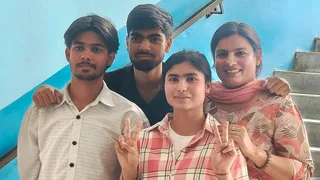 टॉपर स्वर्ण रानी अपनी मां श्वेता के साथ।