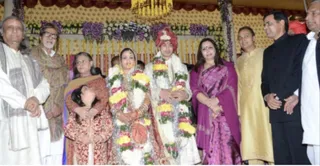 सैफई में प्रतीक यादव की शादी के समय मौजूद अभिनेता अमिताभ बच्चन व उद्योगपति अनिल अंबानी मुलायम सिंह यादव के साथ। जागरण आर्काइव