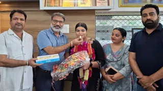 सुपनीत कौर व उनके माता पिता को मिठाई और बुक्का देकर सम्मानित स्कूल कमेटी चेयरमैन हरप्रीत सिंह पुरबा व अन्य।