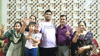 जिला टॉपर नवांश के साथ उनके स्वजन