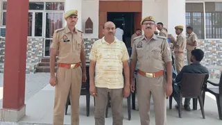 आजमगढ़ में जिला समाज कल्याण अधिकारी राजेश चौधरी गिरफ्तार, रोक के बाद भी ...