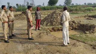 बुलंदशहर में घटनास्थल पर पहुंची पुलिस।