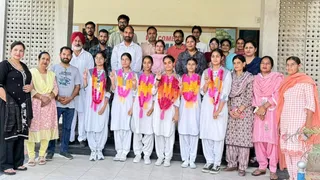मेरिट में जगह बनाने वाली फरीदकोट की छात्राएं।