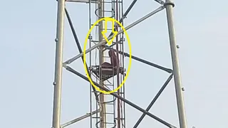 चिरैया में मोबाइल टावर पर चढ़ी युवती। फोटो: जागरण
