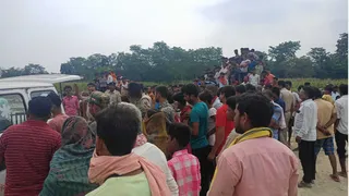 घटना की सूचना पर जुटी भीड़।