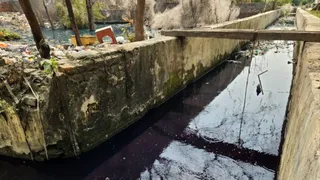 सुशांत विहार के नाले में रसायन युक्त रंगीन पानी। फोटो: जागरण