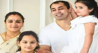 प्रतीक यादव और अपर्णा यादव अपने बच्चों के साथ। फोटो- सोशल मीडिया