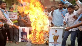 नीट पेपर लीक कांड से आक्रोशित छात्रों ने शिक्षा मंत्री व एनटीए अध्यक्ष्ज्ञ का पुतला फूंका।
