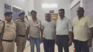 शिवहर में निगरानी टीम की गिरफ्त में प्रधान लिपिक। फोटो- निगरानी टीम।