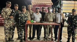 ककरहवा में एसएसबी जवानों की अभिरक्षा में वाहन चालक जालंधर धामी बीच में। सौ.एसएसबी