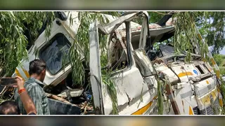 बदायूं में पेड़ गिरने से क्षतिग्रस्त हुआ ट्रक। जागरण