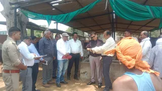 प्रयागराज के सोरांव में गोशाला का निरीक्षण करते पीसीडीएफ के एमडी वैभव श्रीवास्तव। जागरण