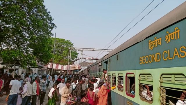 डेहरी-बरवाडीह पैसेंजर में भीड़ से यात्री परेशान, गेट पर खड़े होकर यात्रा करने को मजबूर; कोच बढ़ाने की अपील
