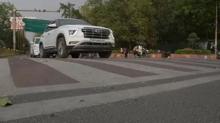 प्रयागराज शहर स्थित हिंदू हॉस्टल चौराहे पर बना टेबल टॉप स्पीड ब्रेकर। जागरण